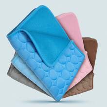 1入組寵物冷卻墊帶有冰絲睡墊、沙發墊，抗咬和適合50kg以下的寵物在夏天使用