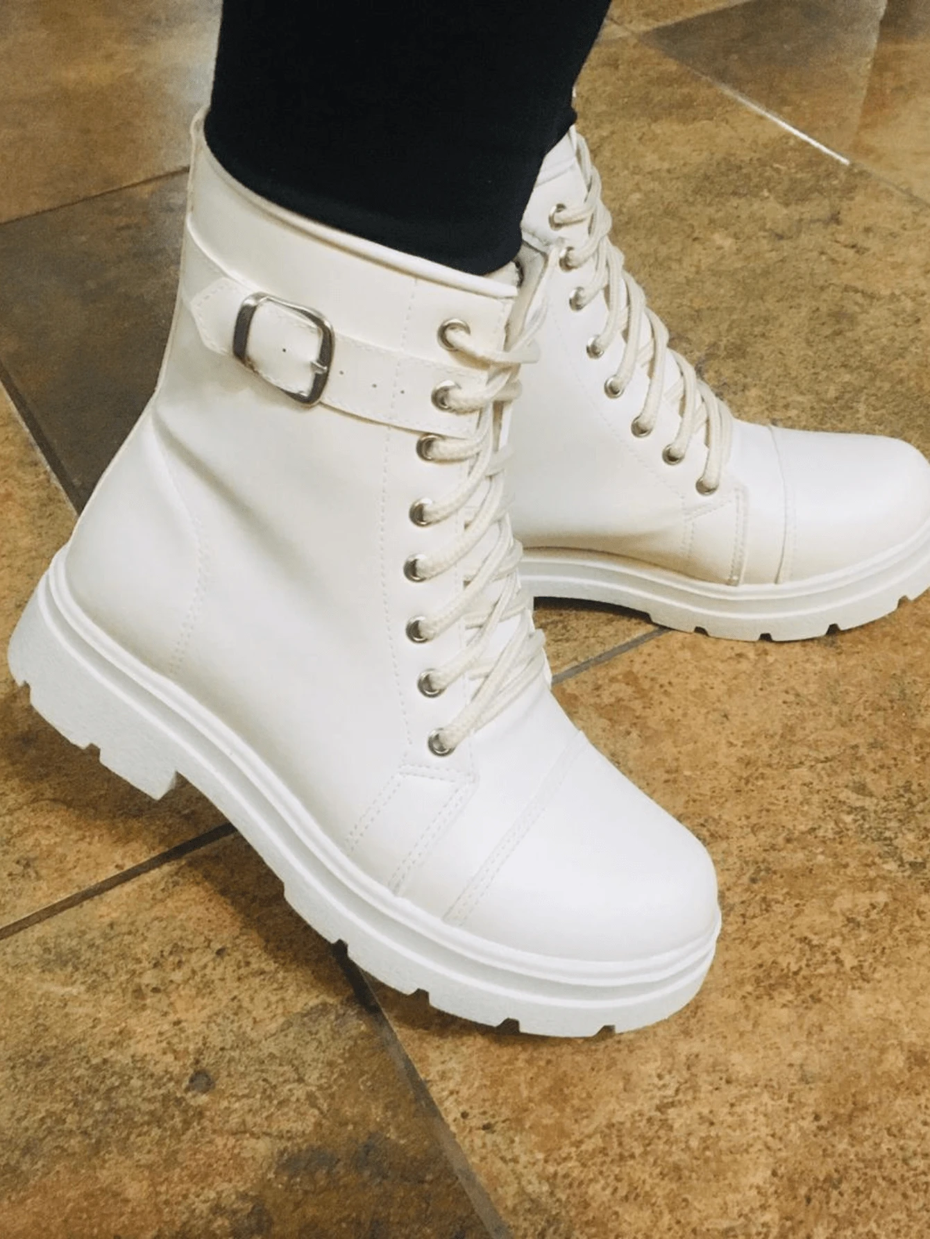Women's Low-Cut Ankle Boots With Buckle, Women's Tractor-Graded Napa Boot - 米色 - 查看 1