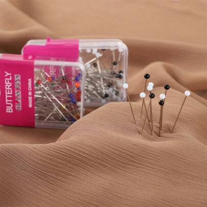 100 pezzi/scatola Spillo con testa di perla di vetro bianco e nero dai riflessi luminosi, confezionati in scatola per il fissaggio di sciarpe e trovare vestiti