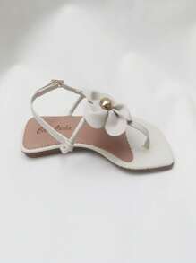 Sandália rasteirinha branco off dedinho com flor e spike