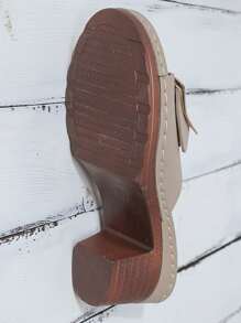 Sandalias de plataforma de tacón grueso con diseño de hebilla de metal de moda para mujer, antideslizantes, transpirables y cómodas, Diseño elegante estilo retro adecuado para uso diario en verano en color caqui y punta abierta redondeada