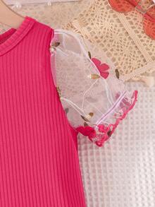 年輕女孩可愛時尚的夏日新款精美花卉刺繡透明短袖連衣裙，圓領設計