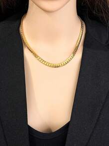 Eine modebewusste und 18K vergoldete Edelstahl Platte und breite Kette Halskette mit einer übertriebenen Design, die für Frauen geeignet ist, auf Partys zu tragen oder als Geschenk für Mütter.