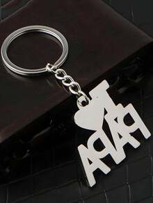 一個金屬鑰匙扣，帶有「我愛爸爸」和一個心形字母吊墜，是父親節或母親節的理想禮物