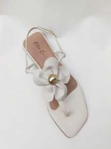 Sandália rasteirinha branco off dedinho com flor e spike