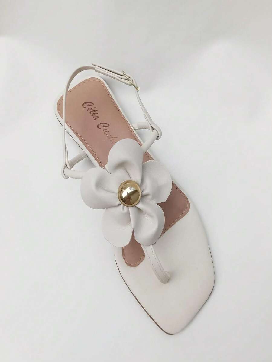 Sandália rasteirinha branco off dedinho com flor e spike