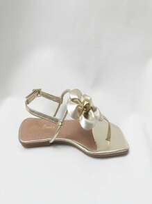 Sandália rasteirinha dedinho com flor e spike