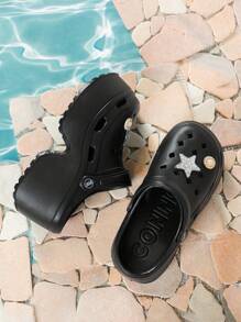 2024新設計EVA材質女士經典簡約時尚戶外沙灘鞋，增高7.5cm、防水4cm平臺。7.5cm的低高度，使女性穿著時時尚簡潔。前端採用中空設計，加厚底部增加防滑效果，創造舒適便捷的穿著感覺。