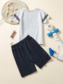 2 件男童休闲卡通猴子印花短袖 T 恤和口袋短裤套装，夏季服装