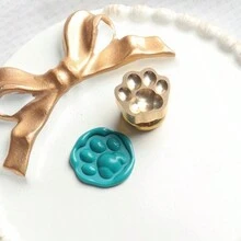 1入組夢幻蠟印章，鋅合金材質，造型綺麗如飛瀑玉帶、愛心氣球、幸運摩天輪等，可搭配蠟糰在信函和卡片上增添甜美可愛的裝飾。是生日禮物、假期、派對和邀請的理想工具，可清洗並可當男女皆宜的禮物送出。適用於任何書籍，體積小巧，易於使用。 - 金色 - 查看 15