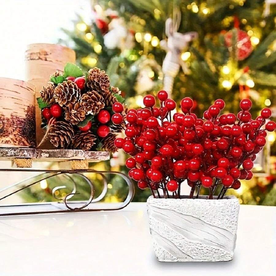 Traditionele Groene Kerstkrans Met Hulstbessen Geïsoleerd Op Witte Achtergrond Feestelijke Decoratie Mooie Spruce Versiering Image158393858