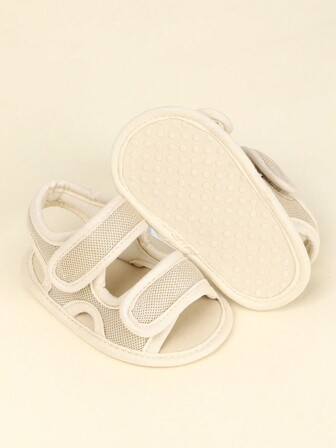 1對男童實色網布魔術貼平底輕便休閒涼鞋，適用於春夏季