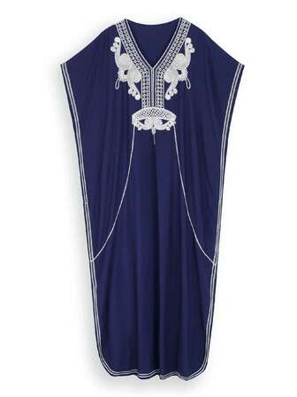 刺绣蝙蝠袖罩衫连衣裙，适合夏季海滩度假