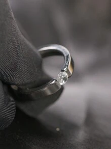 1 st. Roestvrijstalen Zilveren Eenvoudige Ring Met Enkele Strass Zirkonia Vingerband Geschikt Voor Vrouwen
