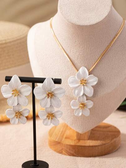 Un collier pendentif élégant et à la mode avec fleur et une paire de boucles d'oreilles assorties, convient pour les rassemblements quotidiens, les fêtes et les cadeaux de festival pour épouse. Saint Valentin