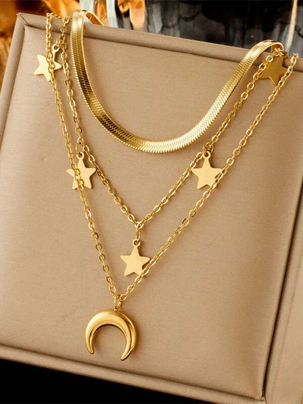 Un collar de acero inoxidable de tres capas con colgante de estrella y luna, adecuado para uso diario y perfecto para mostrar tu estilo personal único.