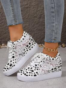 Zapatos de mujer de corte bajo de malla con altura interior invisible, zapatillas blancas con punta redondeada con cordones y características transpirables, perfectos para uso casual en primavera y otoño - Blanco y Negro - Ver 2