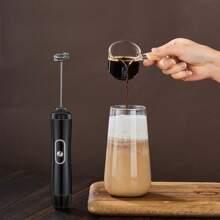 Batidora eléctrica de espuma de leche y café con pilas AA de color negro