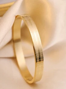 Un bracelet vintage et simple en acier inoxydable de ton doré à double rangée de motifs, un accessoire charmant pour la fête des mères.