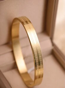 Un bracelet vintage et simple en acier inoxydable de ton doré à double rangée de motifs, un accessoire charmant pour la fête des mères.