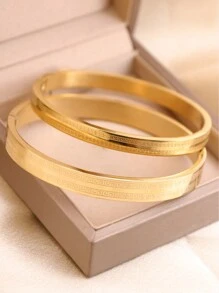 Un bracelet vintage et simple en acier inoxydable de ton doré à double rangée de motifs, un accessoire charmant pour la fête des mères.