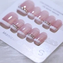 Uñas postizas cortas francesas en tono gradual de color nude y blanco, hechas a mano con glitter, brillantes y adornos de joyas de uñas de rhinestone. Productos de uñas, pegatinas de uñas falsas para uso diario y regalos para fiestas para niñas. Suministros de uñas uñas falsas uña falsa uña acrílica