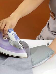 1个迷你熨衣板，配有耐热熨烫垫，适用于家庭、旅行、手工项目和快速衣物护理——小巧轻便，经久耐用，提供优质的熨烫体验，适合熨烫精致衣物、小件衣物、袖子、领子、下摆和定制褶皱，方便收纳，使用便捷。