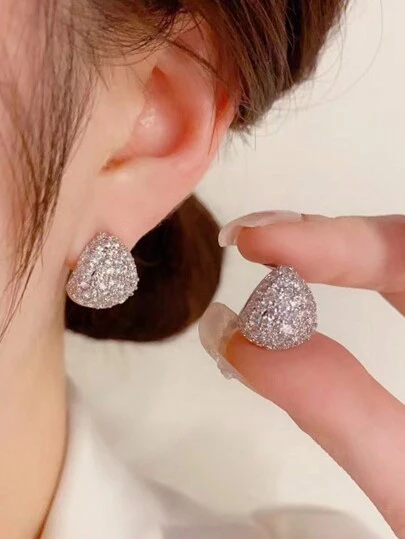 精美時尚閃爍耳環一對，獨特設計、輕奢優雅，完美適合女性在宴會上穿戴