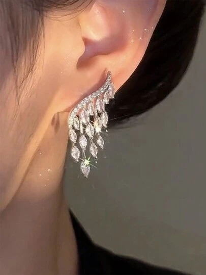 一对优雅的立方氧化锆天使翅膀造型耳环，适合女性日常佩戴，也适合派对、宴会、婚礼、情人节等场合。