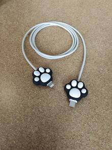 Copertura di protezione del connettore del cavo dati della zampa del gatto bianco e nero carino del cartone animato, compatibile con cavo dati per telefono Apple 20W, per proteggere il connettore e prevenire urti, graffi e rotture.