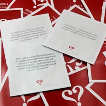 Juegos de parejas Vertellis Relationship Edition - Juegos de cartas para parejas de 2 jugadores - Juegos de cartas con iniciadores de conversación significativos para parejas - Juegos divertidos para parejas - Regalos románticos para parejas - negro rojo - Ver 5