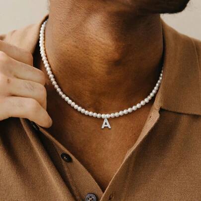 1個不鏽鋼首字母吊墜寬度6mm，假珍珠項鍊適合男士派對