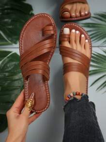 Flache, gewebte Sandalen mit weichen Lederriemen und mehreren offenen Zehen und Rundschuh für Damen. Geeignet für Strandpartys, Musikfestivals, Abendessen und Versammlungen.