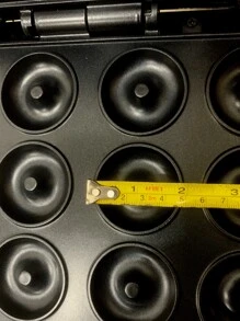16 Donut Maker, 1400W, Capable Of Baking 16 Small Donuts At The Same Time, With A Non Stick Surface And A Diameter Of About 5CM. It Is A Multifunctional Children's Snack Machine That Can Make Mini Dessert Snacks. It Has Double-Sided Heating, Black Color, And Can Quickly And Evenly Bake In A Few Minutes. It Is Very Suitable For Family Breakfast Machines And Is Plug Type
