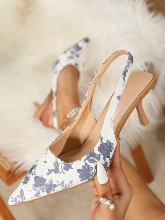 低帮小猫跟鞋，刺绣尖头踝带新中式凉鞋，细高跟鞋。