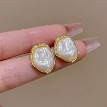 1 对女士不对称形状人造珍珠耳钉，简约而独特的设计，适合婚礼、节日和日常佩戴