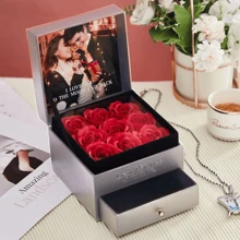 1 Stück Maßgeschneiderte Schmuck Box, Personalisierte Aufbewahrungsbox Für Schmuck Mit Foto Und Text, Geschenkbox Gefüllt Mit Rosen, Personalisierter Schmuck Reisekoffer, Romantisches Valentinstag, Geburtstags, Jahrestags Geschenk Für Frauen, Ehefrau, Freundin - Grau