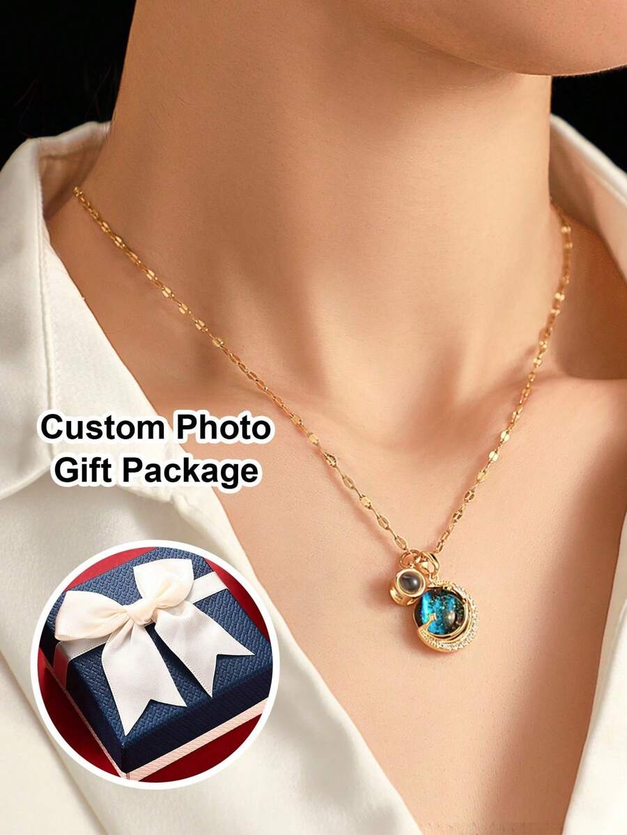 1 件定制照片项链投影项链，内有照片梦幻星球项链金色投影吊坠创意吊坠纪念珠宝生日节日礼物送给她、女朋友、妻子的独特礼物，非常适合情人节、母亲节、生日、周年纪念日、毕业典礼、婚礼 - 金色 - 查看 1
