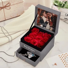 1 Stück Maßgeschneiderte Schmuck Box, Personalisierte Aufbewahrungsbox Für Schmuck Mit Foto Und Text, Geschenkbox Gefüllt Mit Rosen, Personalisierter Schmuck Reisekoffer, Romantisches Valentinstag, Geburtstags, Jahrestags Geschenk Für Frauen, Ehefrau, Freundin - Grau