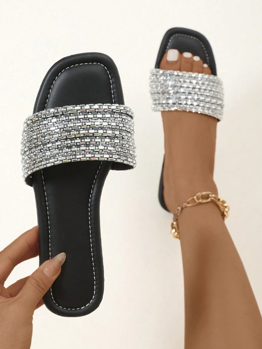 Sandalias planas de mujer de moda con brillo negro y adornos de pedrería brillantes