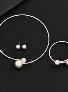 Conjunto de 4 piezas de accesorios de boda de tono dorado con perlas falsas, diamantes de imitación y collar de tachuelas con colgante de circonita cúbica ajustable, gargantilla, brazalete y aretes con elementos de baile