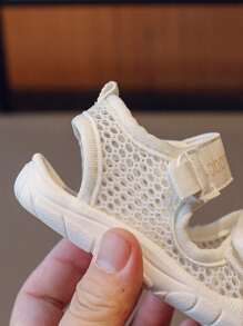 A Pair Of Cute Breathable Summer Sports Sandals With Hook And Loop Closure For Boys And Girls, Perfect To Prevent Kicking