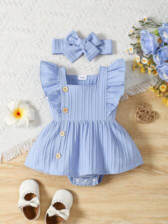 Body de niña de textura con ribete de volantes y detalles decorativos de botones