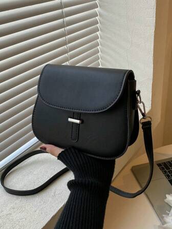 Modische minimalistische Mini-Satteltasche in einfarbigem Design