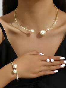 Conjunto de 4 piezas de accesorios de boda de tono dorado con perlas falsas, diamantes de imitación y collar de tachuelas con colgante de circonita cúbica ajustable, gargantilla, brazalete y aretes con elementos de baile