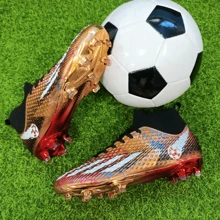 Un par de zapatos de fútbol profesionales de alta gama para hombre con suela dorada, nuevos zapatos de entrenamiento antideslizantes AG Spike, botas de fútbol transpirables de alta calidad para adultos, botas de fútbol ligeras para exteriores para parejas, zapatos de fútbol deportivos clásicos negros con vista