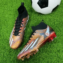 Un par de zapatos de fútbol profesionales de alta gama para hombre con suela dorada, nuevos zapatos de entrenamiento antideslizantes AG Spike, botas de fútbol transpirables de alta calidad para adultos, botas de fútbol ligeras para exteriores para parejas, zapatos de fútbol deportivos clásicos negros con vista