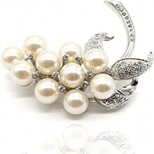 Brosche in Weiß-Gold-Ton mit cremefarbenen Kunstperlen, geeignet für jeden Anlass, Weihnachtsgeschenk