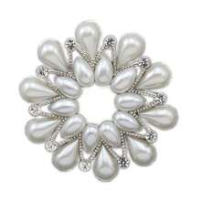 Brosche in Weiß-Gold-Ton mit cremefarbenen Kunstperlen, geeignet für jeden Anlass, Weihnachtsgeschenk