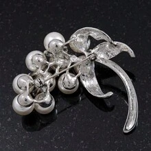 Brosche in Weiß-Gold-Ton mit cremefarbenen Kunstperlen, geeignet für jeden Anlass, Weihnachtsgeschenk